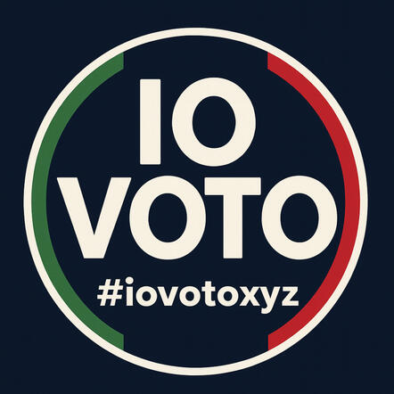 Badge rotondo scuro con scritto IO VOTO e con hashtag iovotoxyz