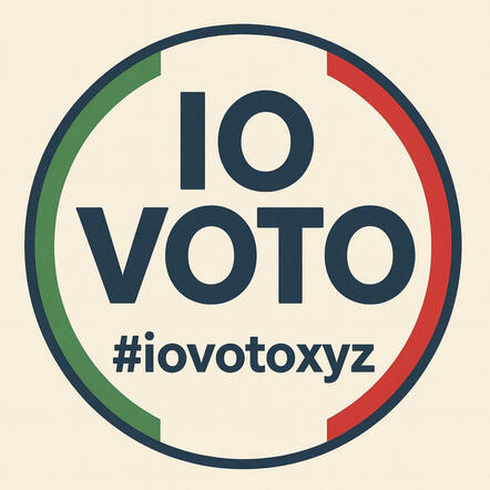 Badge rotondo bianco con scritto IO VOTO e con hashtag iovotoxyz
