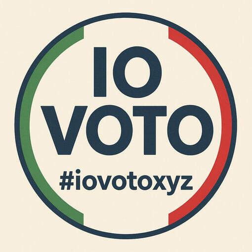 Cerchio con i colori della bandiera italiana con sfondo bianco e la scritta IO VOTO in grande in altro, mentre più in piccolo l'hashtag iovotoxyz